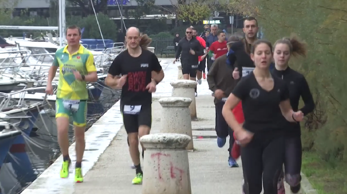 Božićnih deset kilometara trčalo se jutros od Gruža do Lapada i nazad (VIDEO)